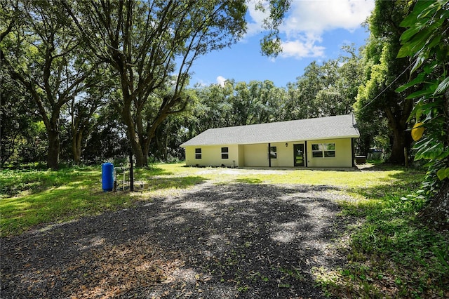 ranch-style home featuring a front lawn