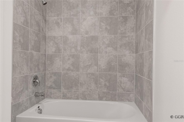 bathroom with tiled shower / bath