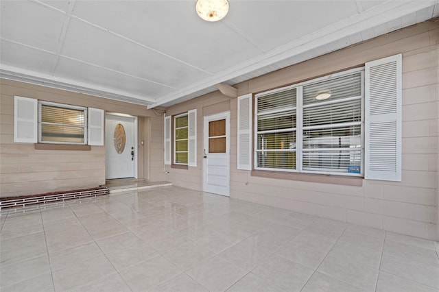 unfurnished room with light tile patterned floors