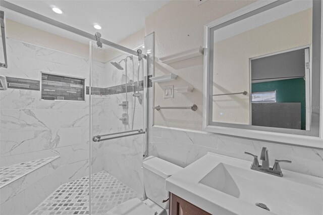 912 Ave T SE, Winter Haven, FL 33880 - bathroom featuring a marble finish shower, toilet, and vanity