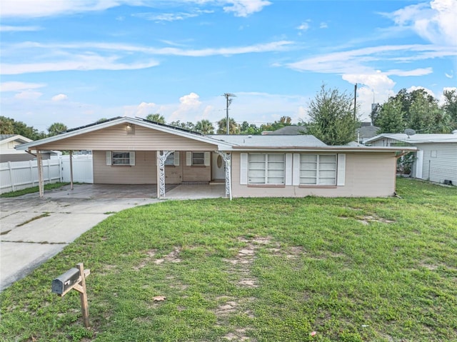 view of front of home featuring a front yard and a carport