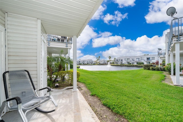 view of yard featuring a water view