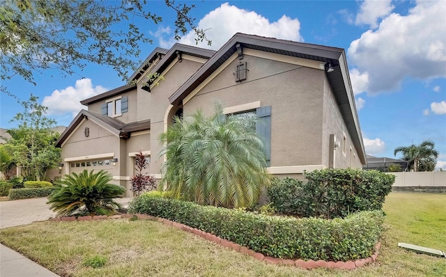 view of front of home featuring a front yard and a garage