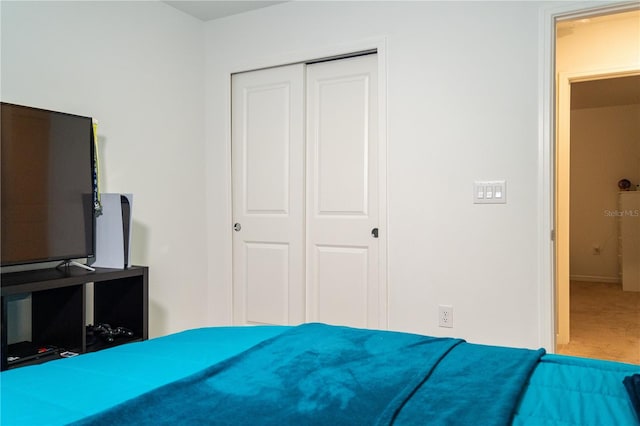 bedroom featuring carpet and a closet