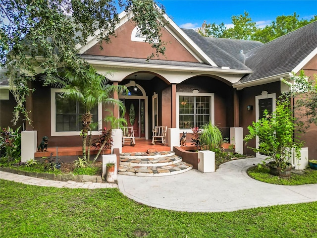 view of front of home featuring a front lawn