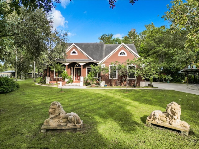 view of front of home featuring a front lawn