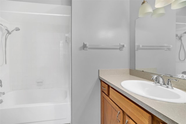 bathroom with tiled shower / bath and vanity