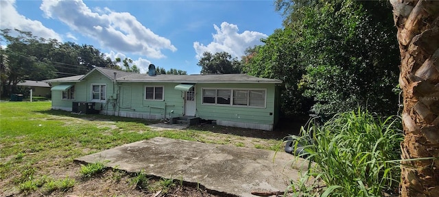 view of front facade featuring central air condition unit and a front lawn