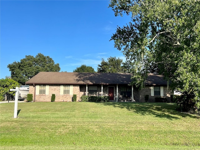 single story home with a front lawn