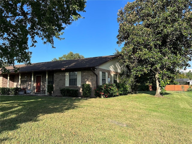 ranch-style house featuring a front yard