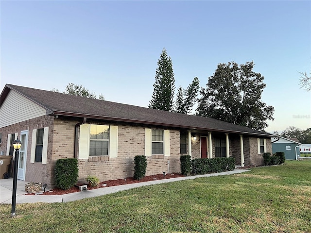 single story home with a front lawn