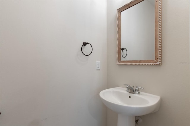 bathroom featuring sink