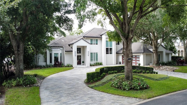 view of front facade featuring a front lawn