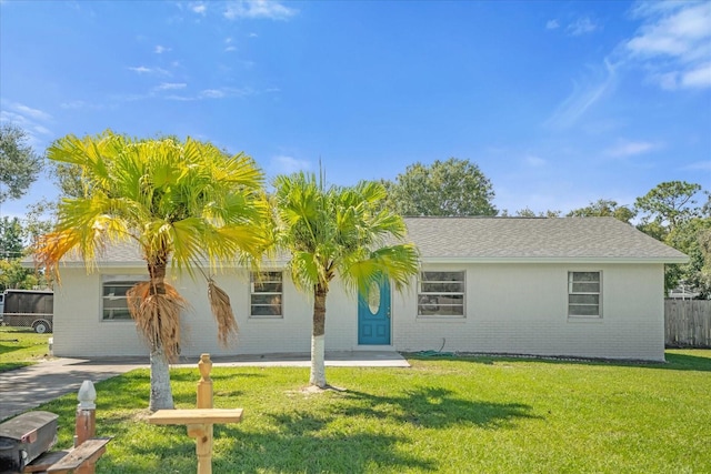 single story home featuring a front lawn