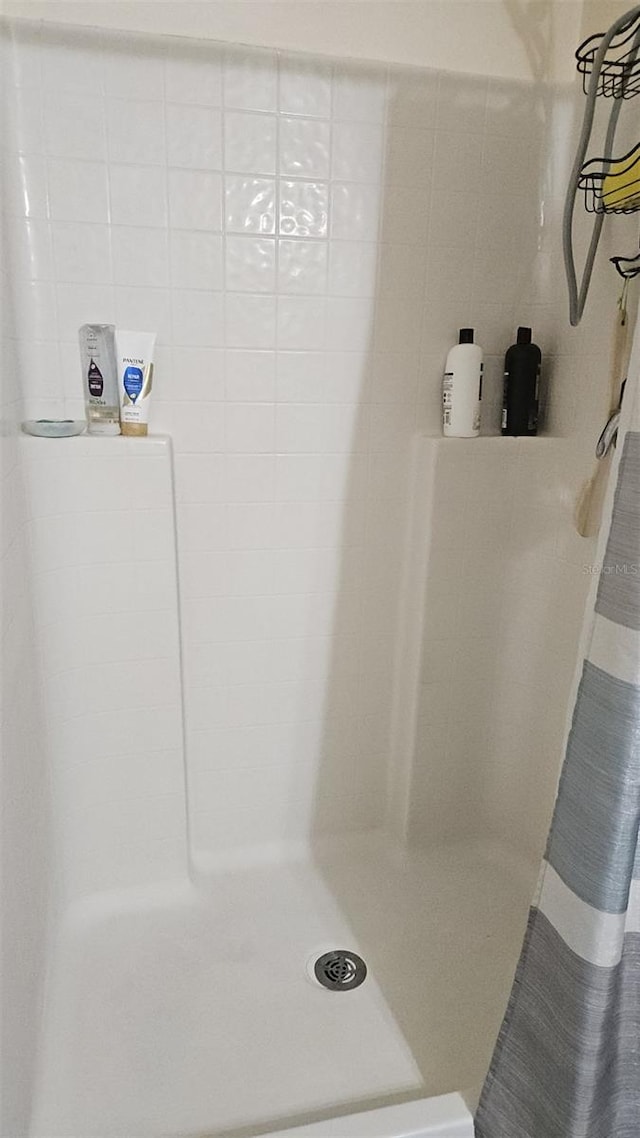 bathroom featuring a shower with shower curtain