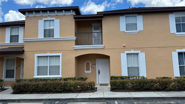 townhome / multi-family property featuring a balcony