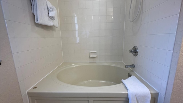 bathroom with tiled shower / bath combo