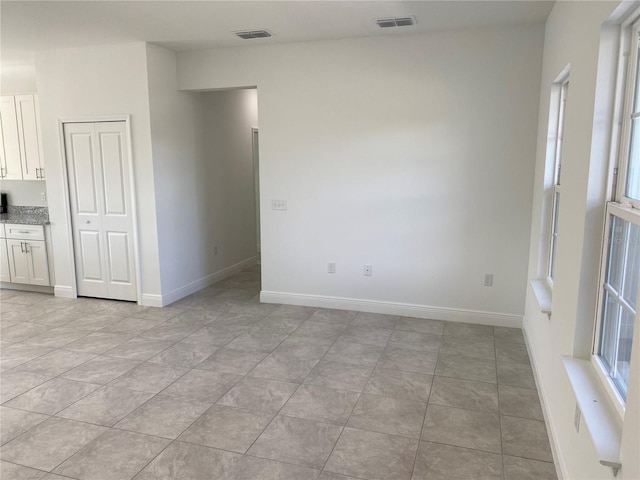 unfurnished room featuring light tile patterned floors