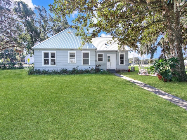 view of front facade featuring a front yard