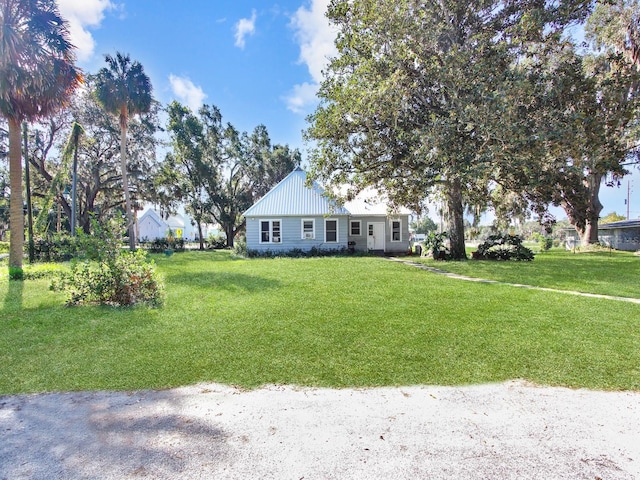 view of front facade featuring a front lawn