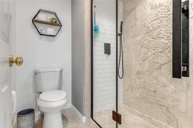 full bathroom featuring toilet, a shower stall, and baseboards