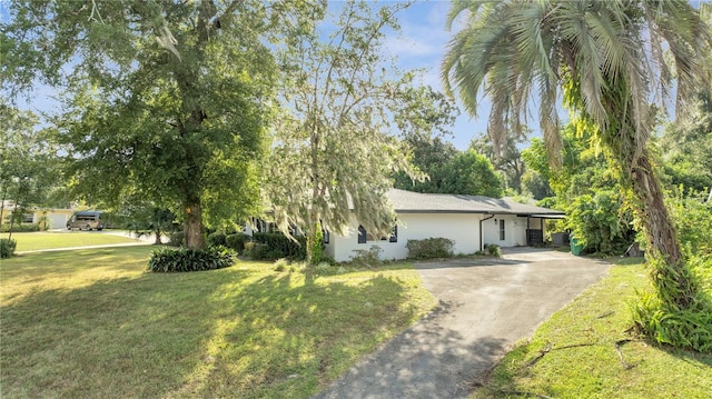 view of front of house with a front lawn and a garage