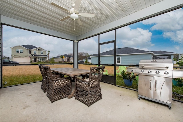 sunroom with ceiling fan