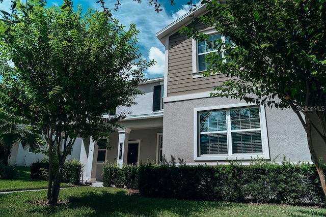 view of front of house featuring a front lawn