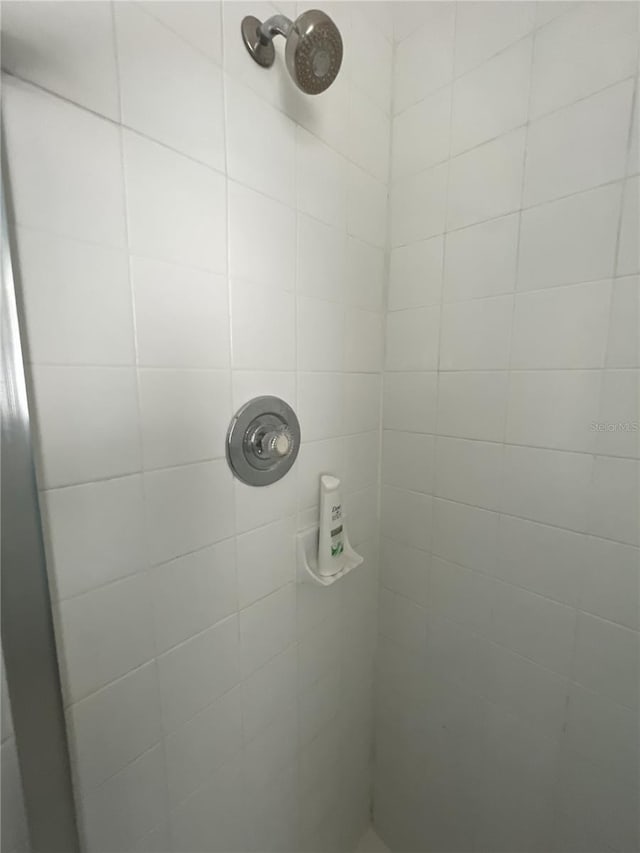 details featuring tiled shower