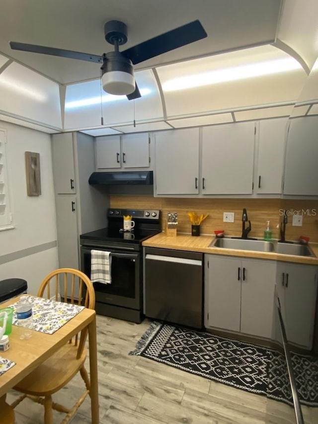 kitchen with black range with electric stovetop, ceiling fan, sink, dishwasher, and light wood-type flooring