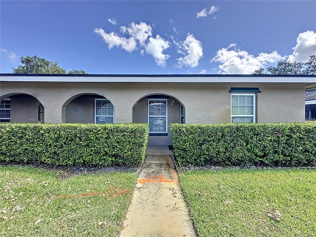 view of front facade with a front yard