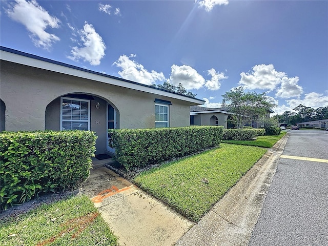 single story home featuring a front yard