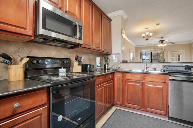 kitchen with sink, tasteful backsplash, stainless steel appliances, ceiling fan with notable chandelier, and crown molding