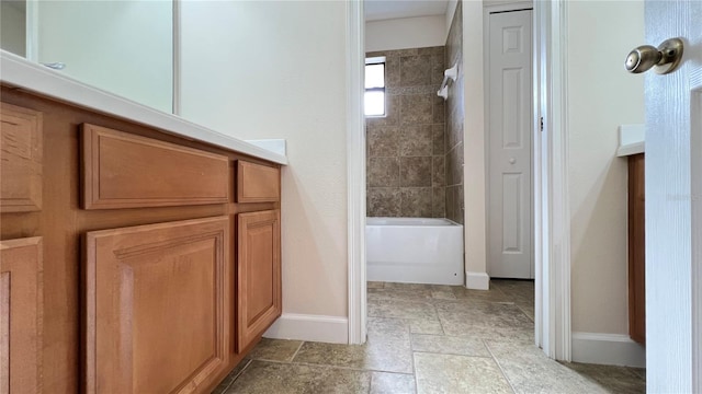 bathroom with tiled shower / bath