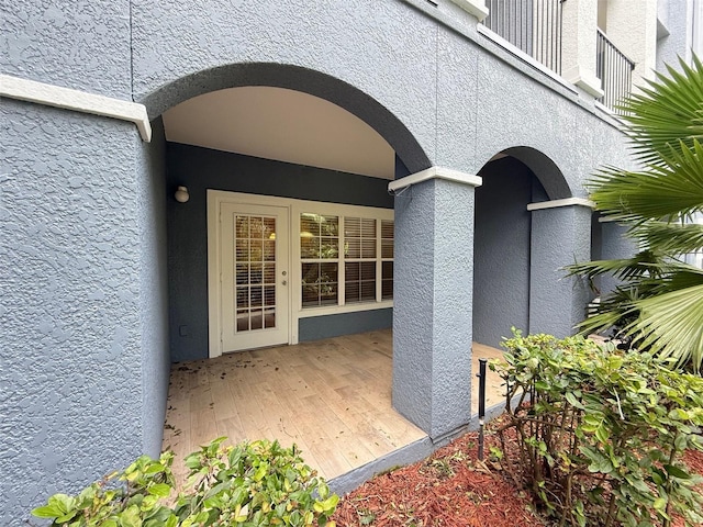 property entrance featuring a wooden deck