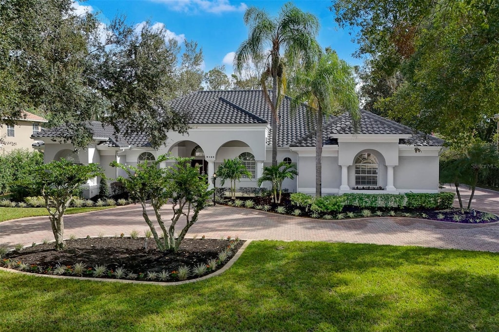 view of front of house with a front yard