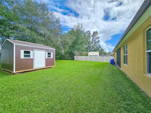 view of yard featuring a storage shed