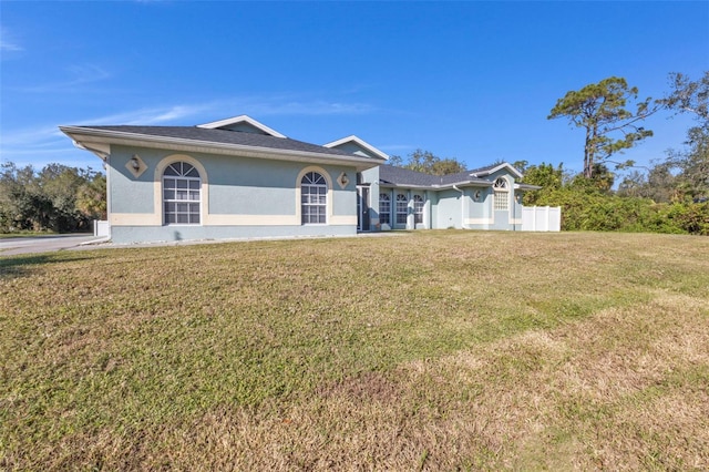 single story home with a front lawn