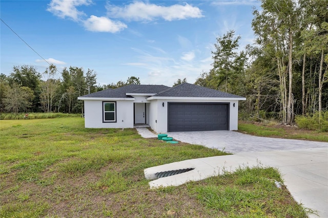 view of front of property featuring a front yard and a garage