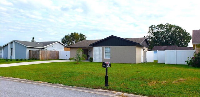 ranch-style home featuring a front lawn