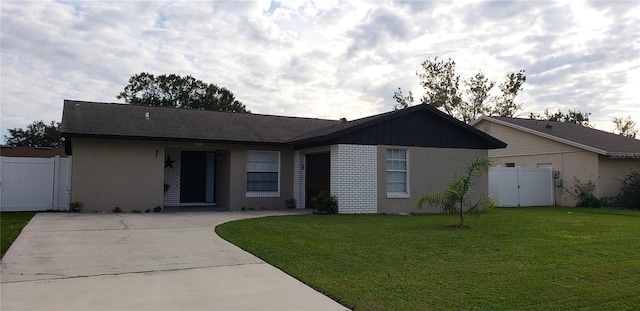 ranch-style house featuring a front yard