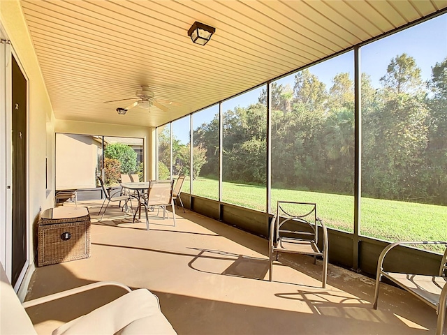 sunroom with ceiling fan