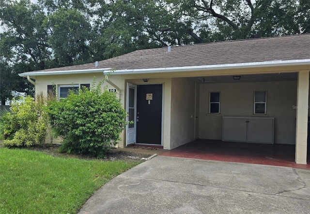 view of front of house with a front lawn