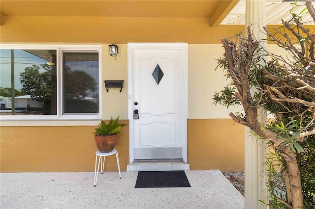 view of exterior entry with stucco siding