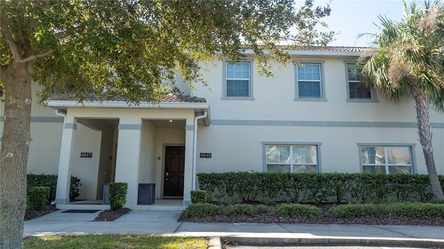 view of front facade featuring stucco siding
