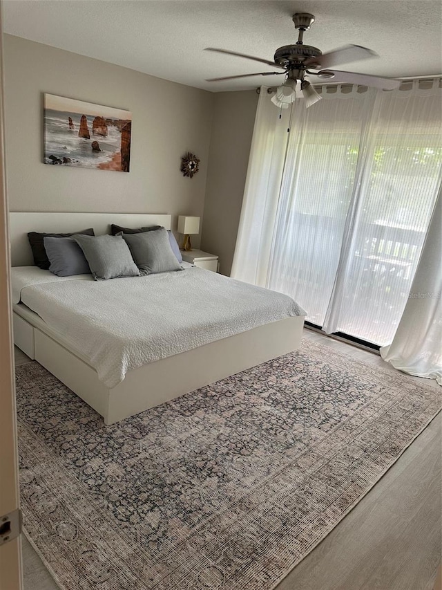 bedroom featuring ceiling fan and a textured ceiling