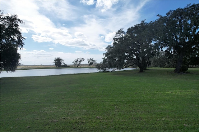 view of yard featuring a water view