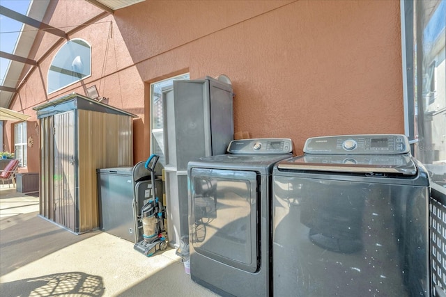 washroom featuring washing machine and clothes dryer