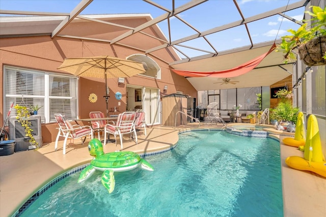 view of swimming pool featuring an in ground hot tub, ceiling fan, a patio area, and a lanai