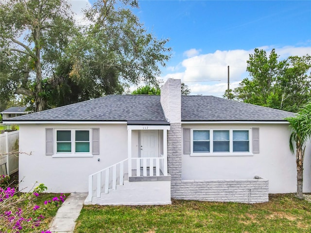 view of front of home featuring a front lawn